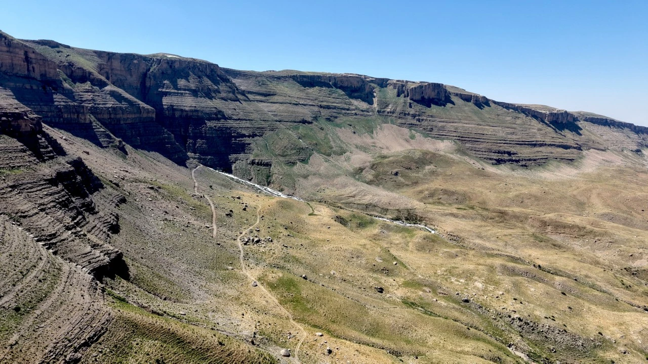 Siirt'te Ok&ccedil;ular Deresi'nin kaynağı dron ile g&ouml;r&uuml;nt&uuml;lendi
