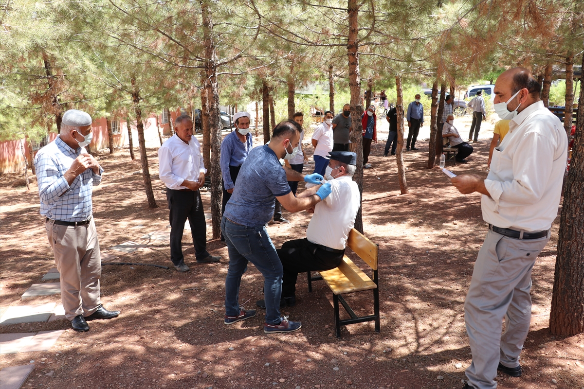 Vatandaşlar aşı olmak için kuyruk oluşturdu