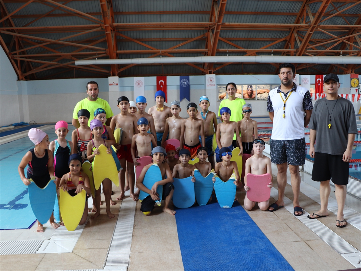 Sıcaktan bunalan &ccedil;ocuklar ve gen&ccedil;ler yarı olimpik y&uuml;zme havuzunda serinliyor