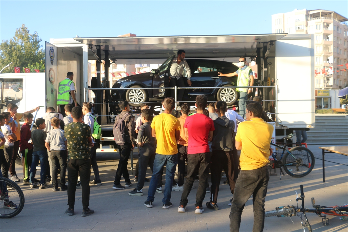 Emniyet kemeri takmayan s&uuml;r&uuml;c&uuml;lere, sim&uuml;lasyon aracında kaza anı yaşatıldı