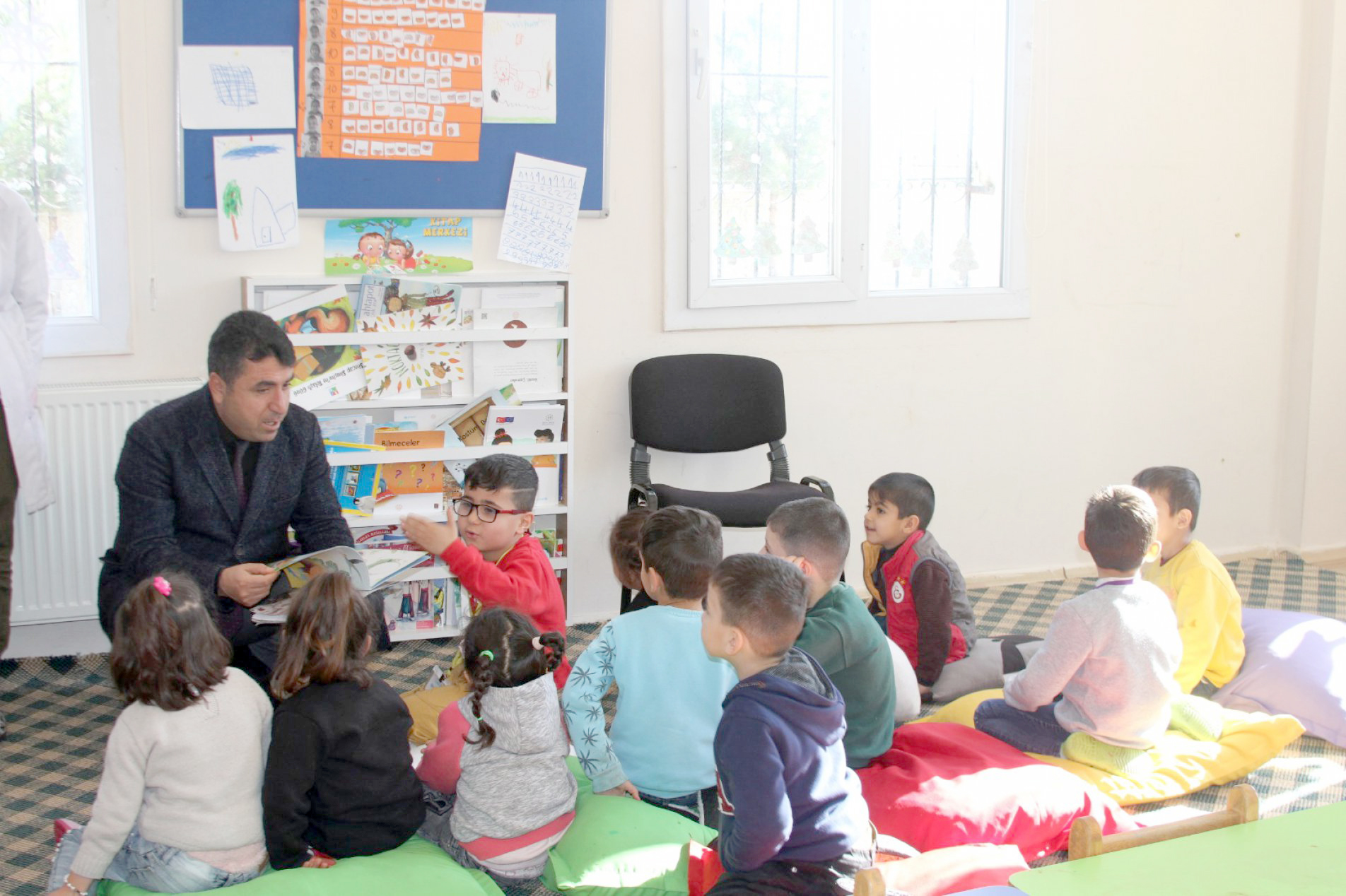 Polat, okul ziyaretlerini s&uuml;rd&uuml;r&uuml;yor