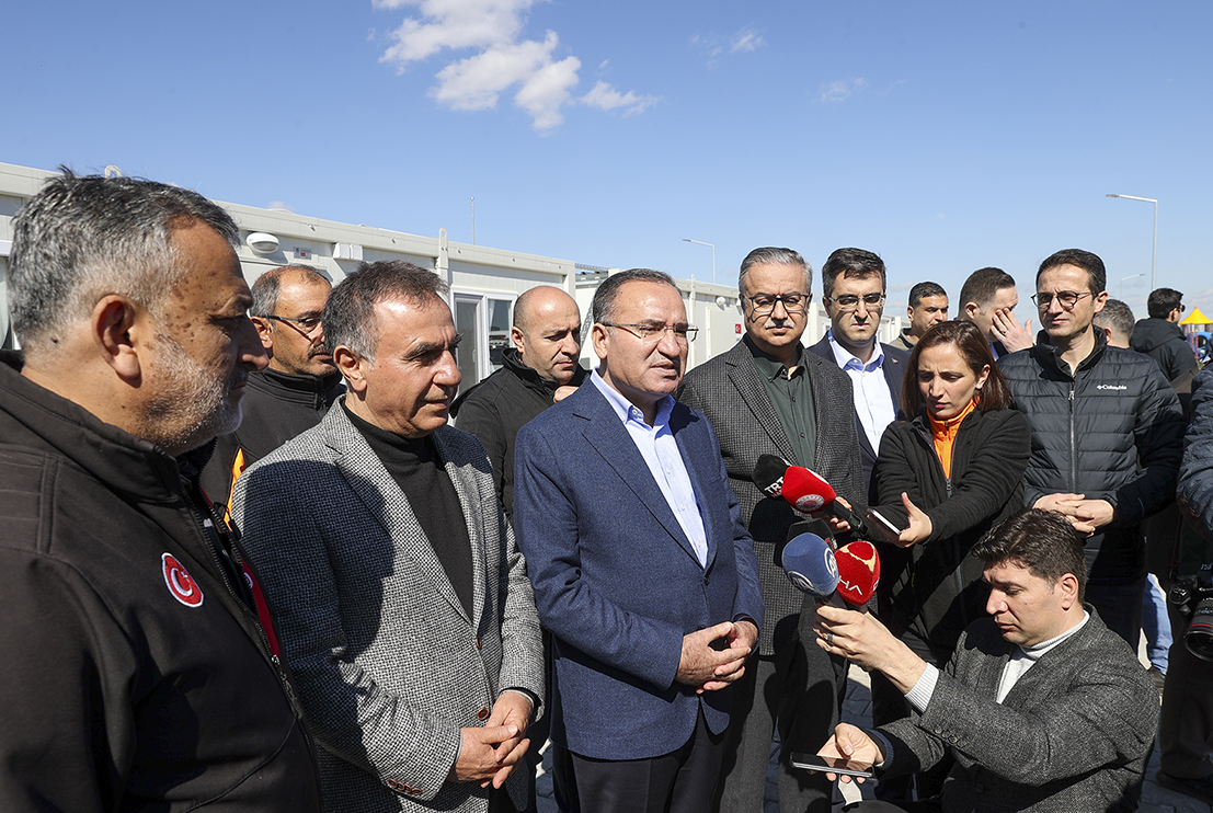 Adalet Bakanı Bozdağ, Diyarbakır'da kurulumu s&uuml;ren konteyner kent alanını inceledi: