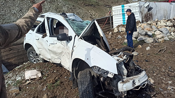 Tır ile hafif ticari aracın &ccedil;arpıştığı kazada, 3 kişi &ouml;ld&uuml;