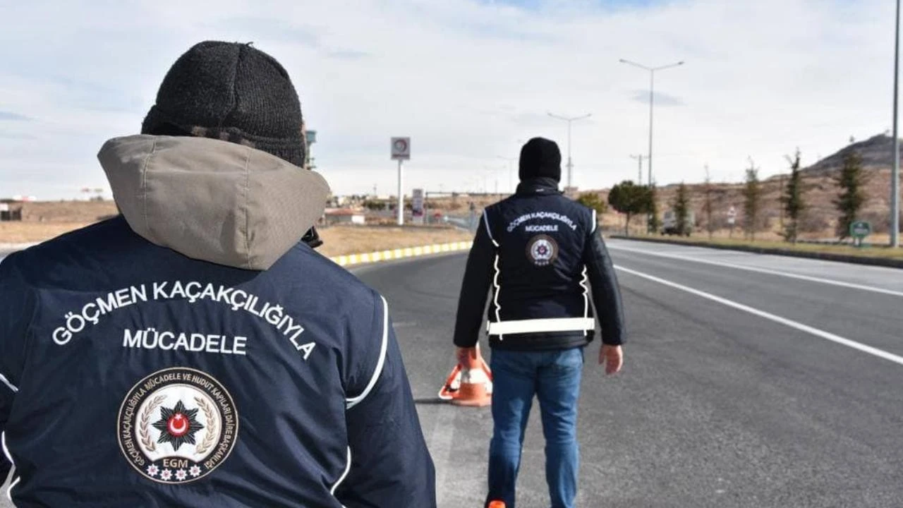 81 ilde d&uuml;zensiz g&ouml;&ccedil; denetimi: 230 d&uuml;zensiz g&ouml;&ccedil;men yakalandı, 19 organizat&ouml;r g&ouml;zaltında