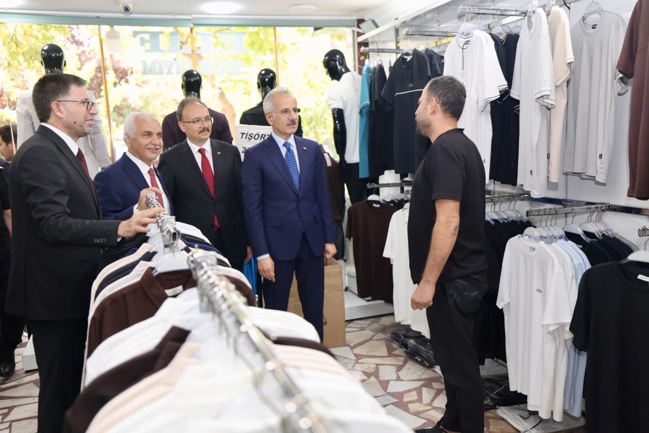 Bakan Uraloğlu G&uuml;res Caddesi&rsquo;nde esnafı ziyaret etti