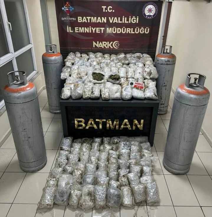 Batman'da sanayi t&uuml;plerinde 87 kilo 500 gram sentetik uyuşturucu ele ge&ccedil;irildi