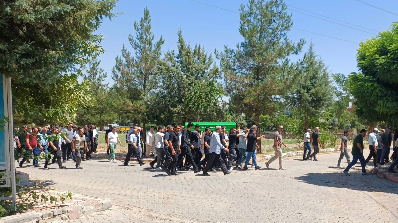 Batman'da silahlı saldırıda &ouml;len 3 kişinin cenazeleri toprağa verildi