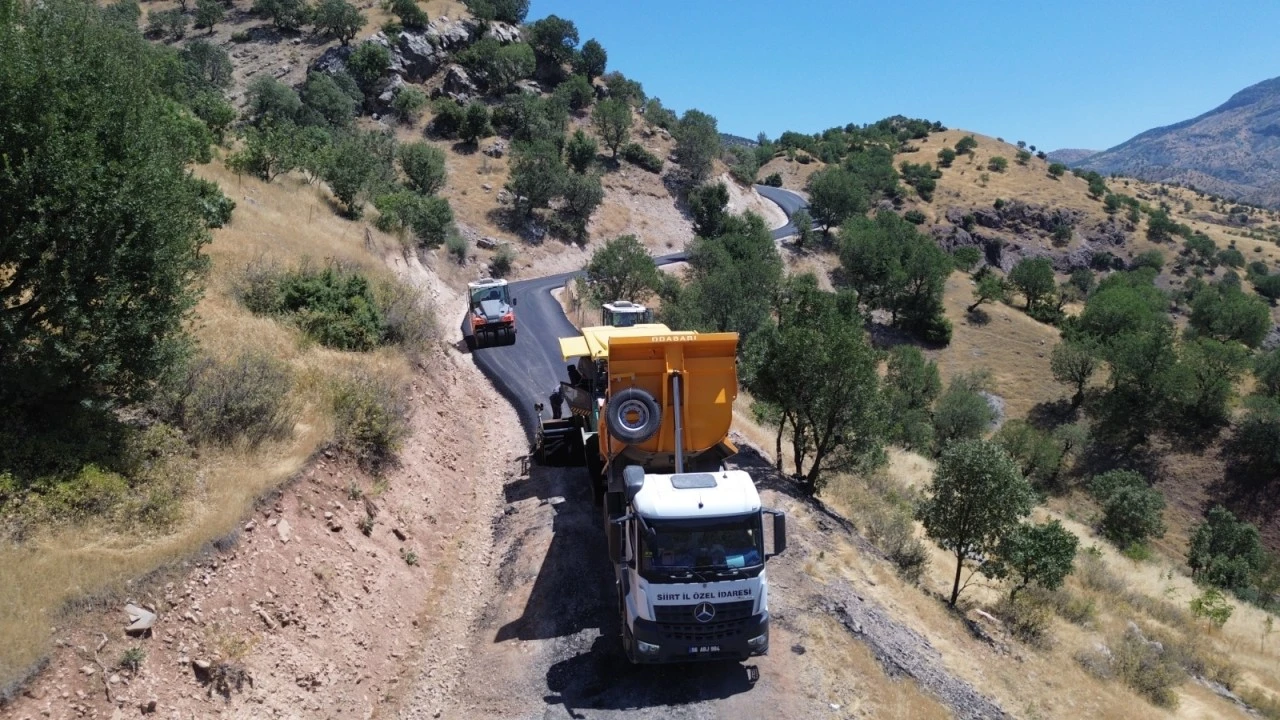 Baykan&rsquo;da K&ouml;y Yollarına B&uuml;y&uuml;k Dokunuş! Asfalt &Ccedil;alışmaları Hız Kazandı