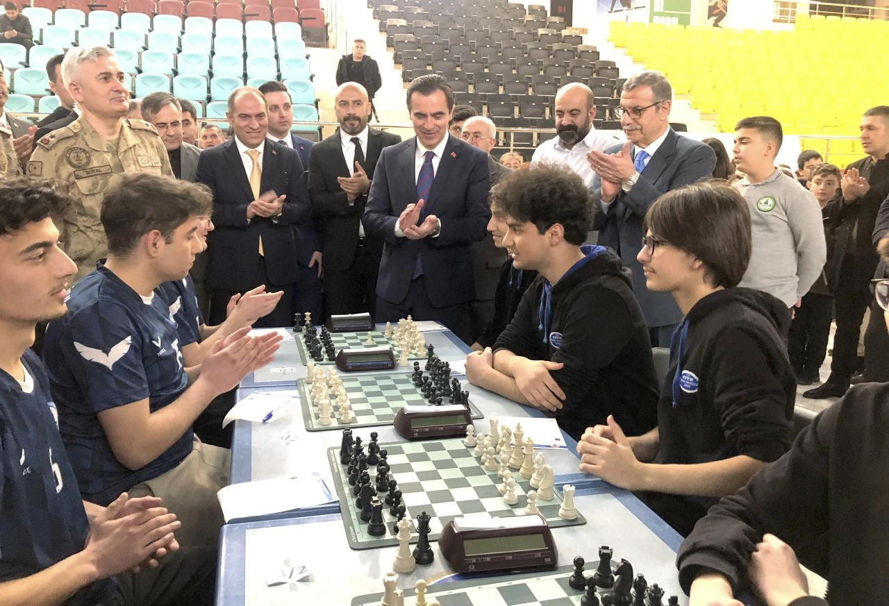 Bitlis'te Okul Sporları Satran&ccedil; Turnuvası başladı