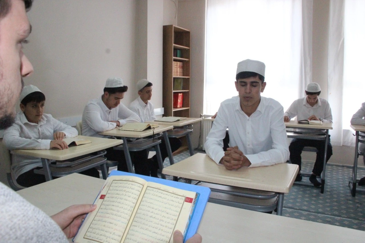 Cizre'de Kur'an kursu &ouml;ğrencisi 95 g&uuml;nde hafız oldu