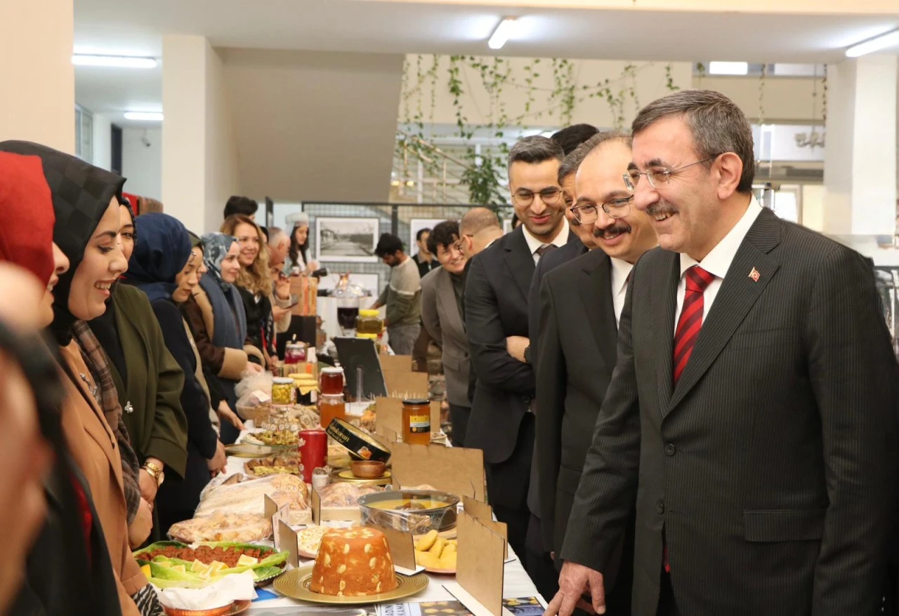 Cumhurbaşkanı Yardımcısı Yılmaz, Siirt &Uuml;niversitesi&rsquo;ndeki Sergiyi Gezdi