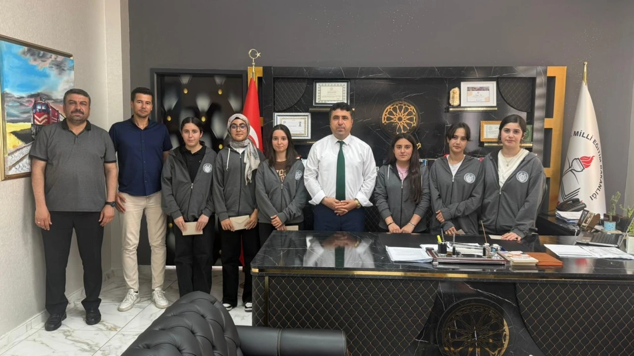 DicleFest 2026 Şampiyonları, Kurtalan İl&ccedil;e Milli Eğitim M&uuml;d&uuml;r&uuml; Faysal Polat'ı Ziyaret Etti