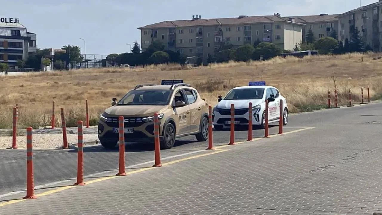Ehliyet Sınavlarında Yeni D&ouml;nem: Ezber Parkuru Kalkıyor, Adaylar Akan Trafikte Sınanacak