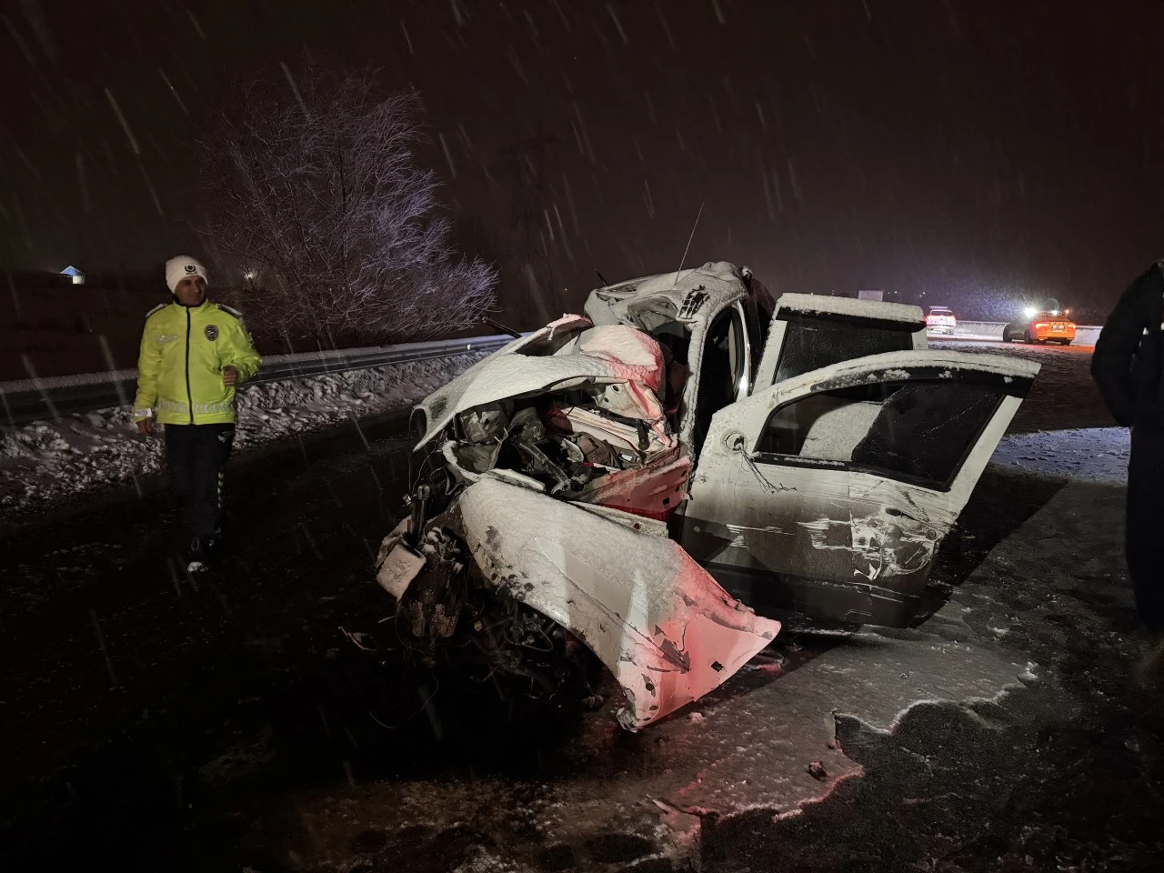 Erzurum'da tır ile &ccedil;arpışan SUV tipi ara&ccedil;taki 4 kişi hayatını kaybetti