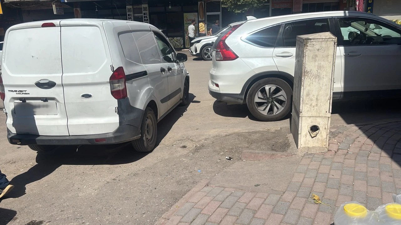 Gelişig&uuml;zel Park Edilen Ara&ccedil;lar Engelli Rampalarını Kapatıyor