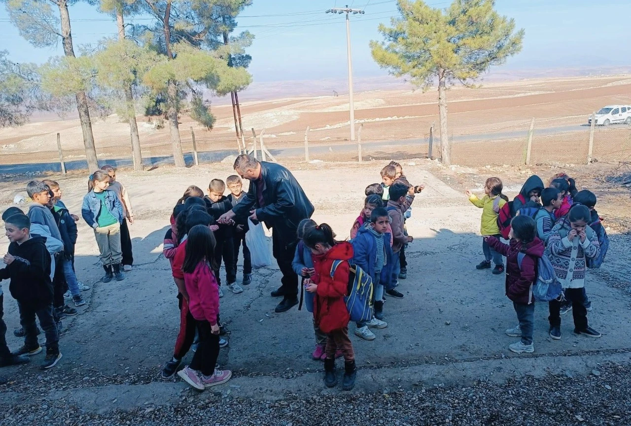 Gönüllü Üniversiteliler Mağrip Köyü’nde Minik Yüzleri Güldürdü