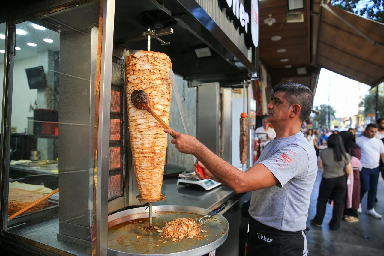 G&uuml;neydoğu'da bunaltıcı sıcaklarda &ccedil;alışanlar zorlu mesai yapıyor