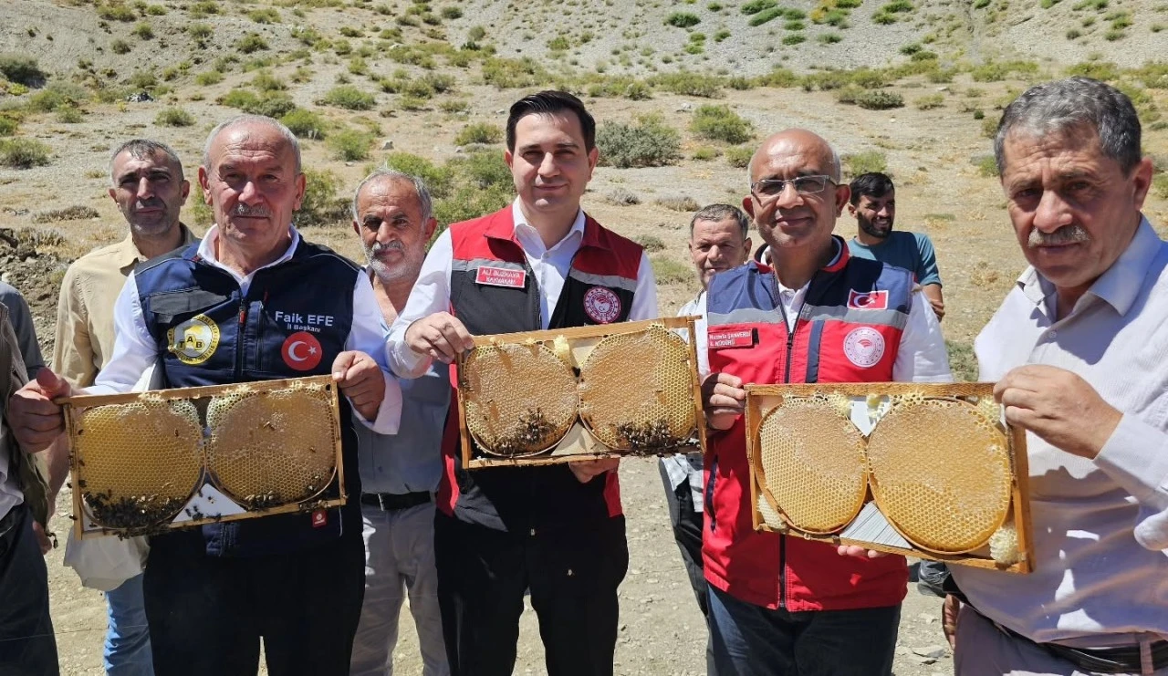 Kaymakam Buzkaya, Karamık Mezrası&rsquo;nda Arıcılarla Buluştu