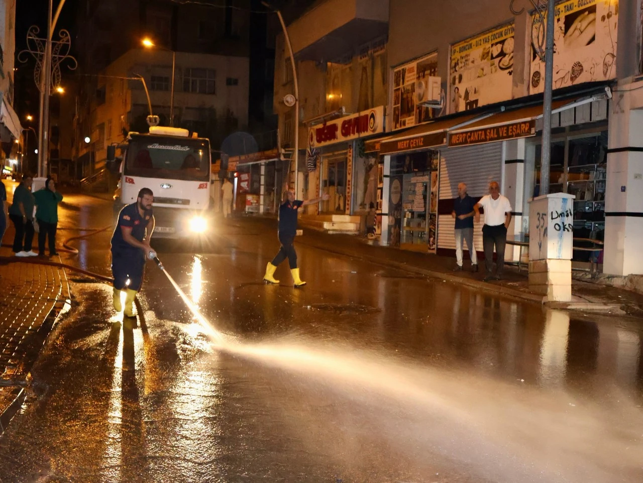 Kurtalan Belediyesi Gece Saatlerinde Sahaya İndi