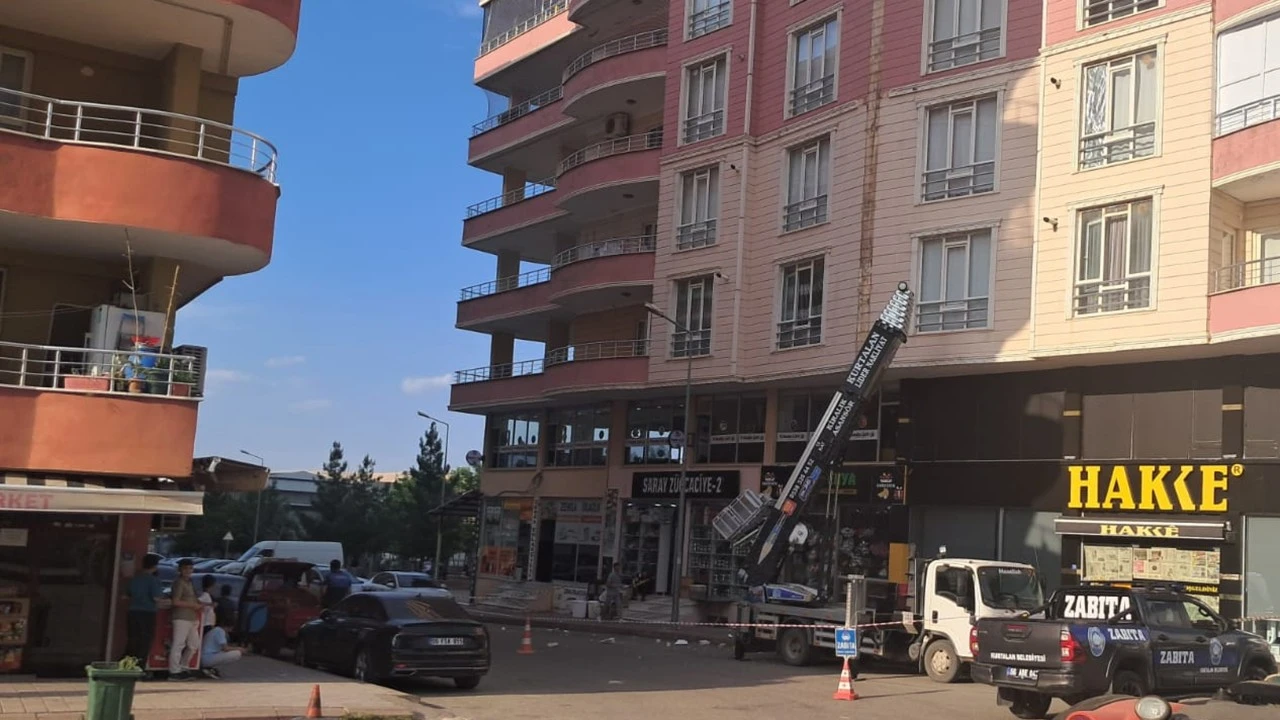 Kurtalan&rsquo;da d&uuml;şen kaplamalar nedeniyle yol kısmen kapatıldı