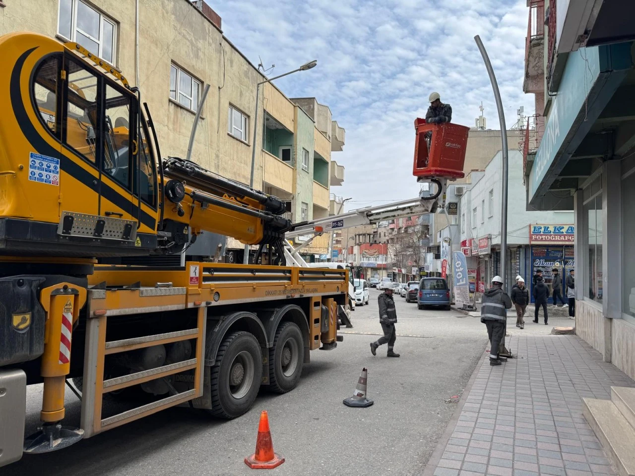 Kurtalan&rsquo;da Esnafa Engel Olan Aydınlatma Direkleri Kaldırıldı