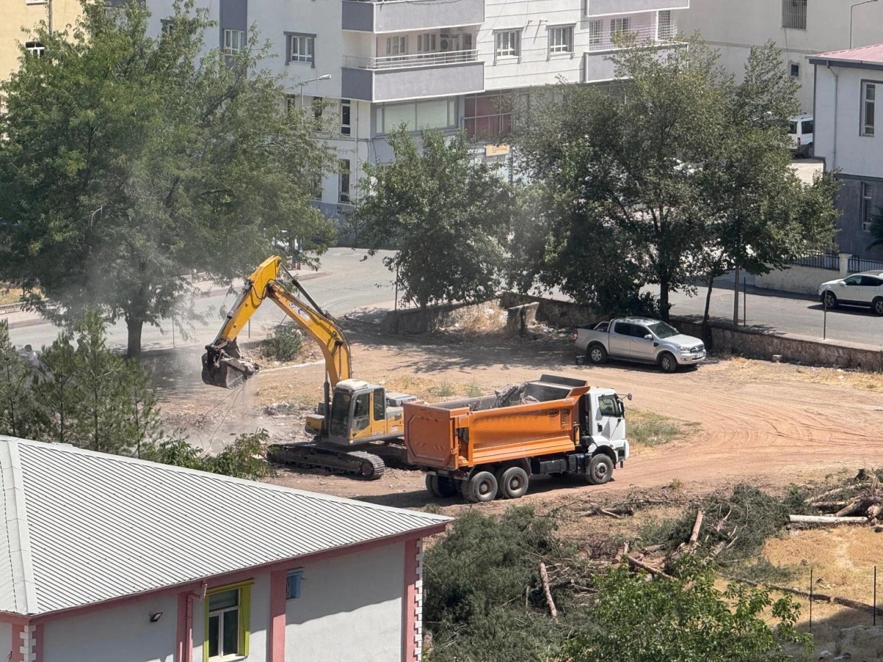 Kurtalan&rsquo;da Gen&ccedil;lik Merkezi İnşaatı İ&ccedil;in Onlarca Ağa&ccedil; Kesildi