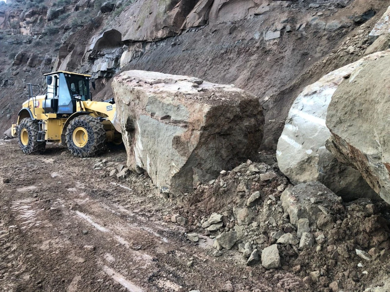 Kurtalan&rsquo;da Heyelan Nedeniyle Kapanan K&ouml;y Yolu Yeniden Ulaşıma A&ccedil;ıldı