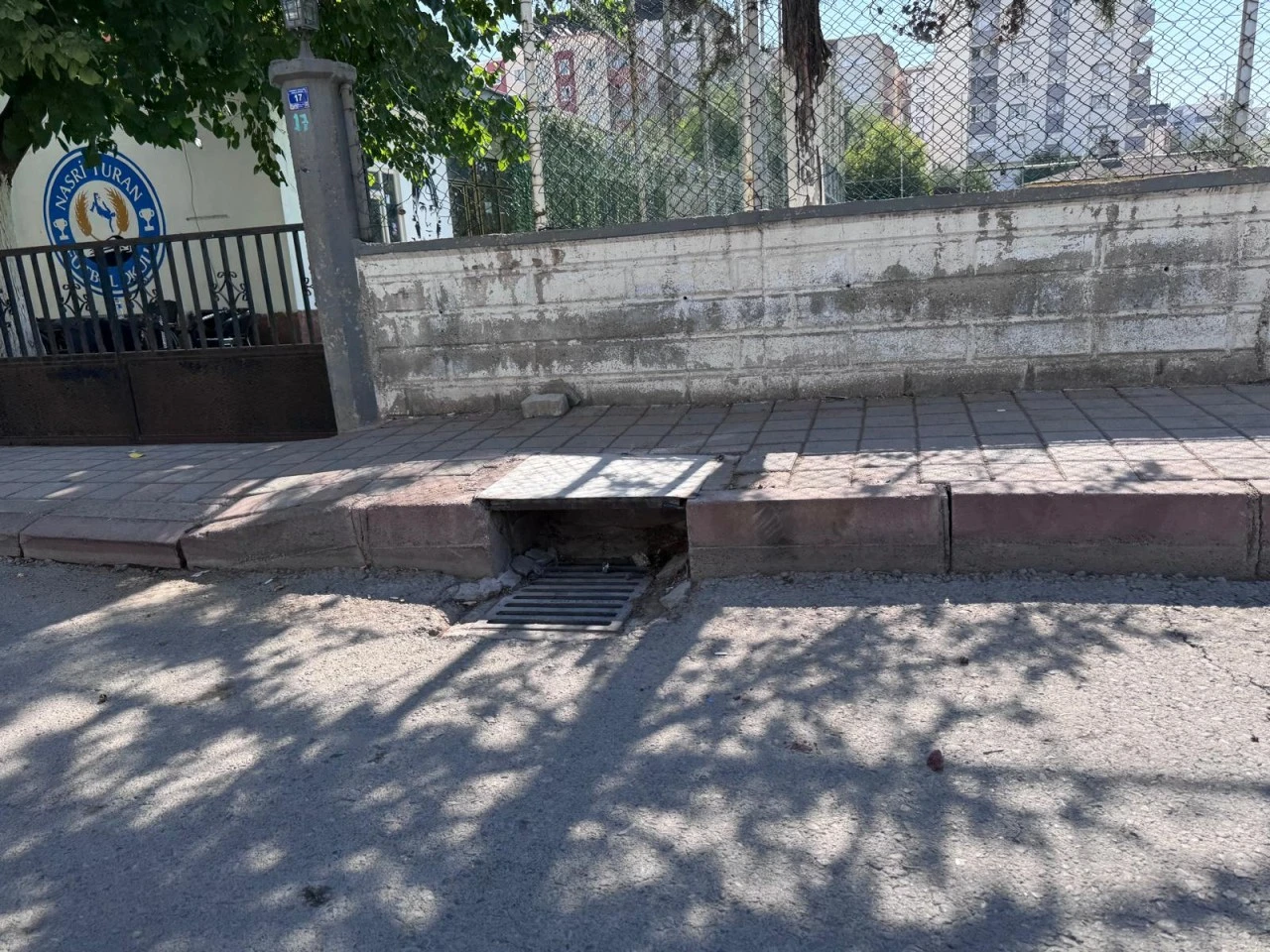 Kurtalan&rsquo;da kaldırımdaki mazgal boşluğu yayalar i&ccedil;in tehlike oluşturuyor