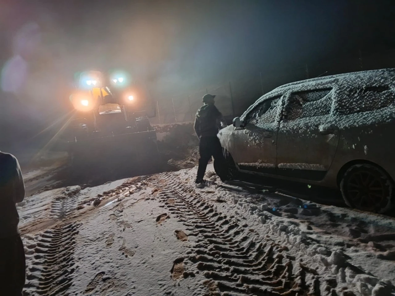 Kurtalan&rsquo;da Mezra Yolunda Mahsur Kalan Ara&ccedil;lar Kurtarıldı