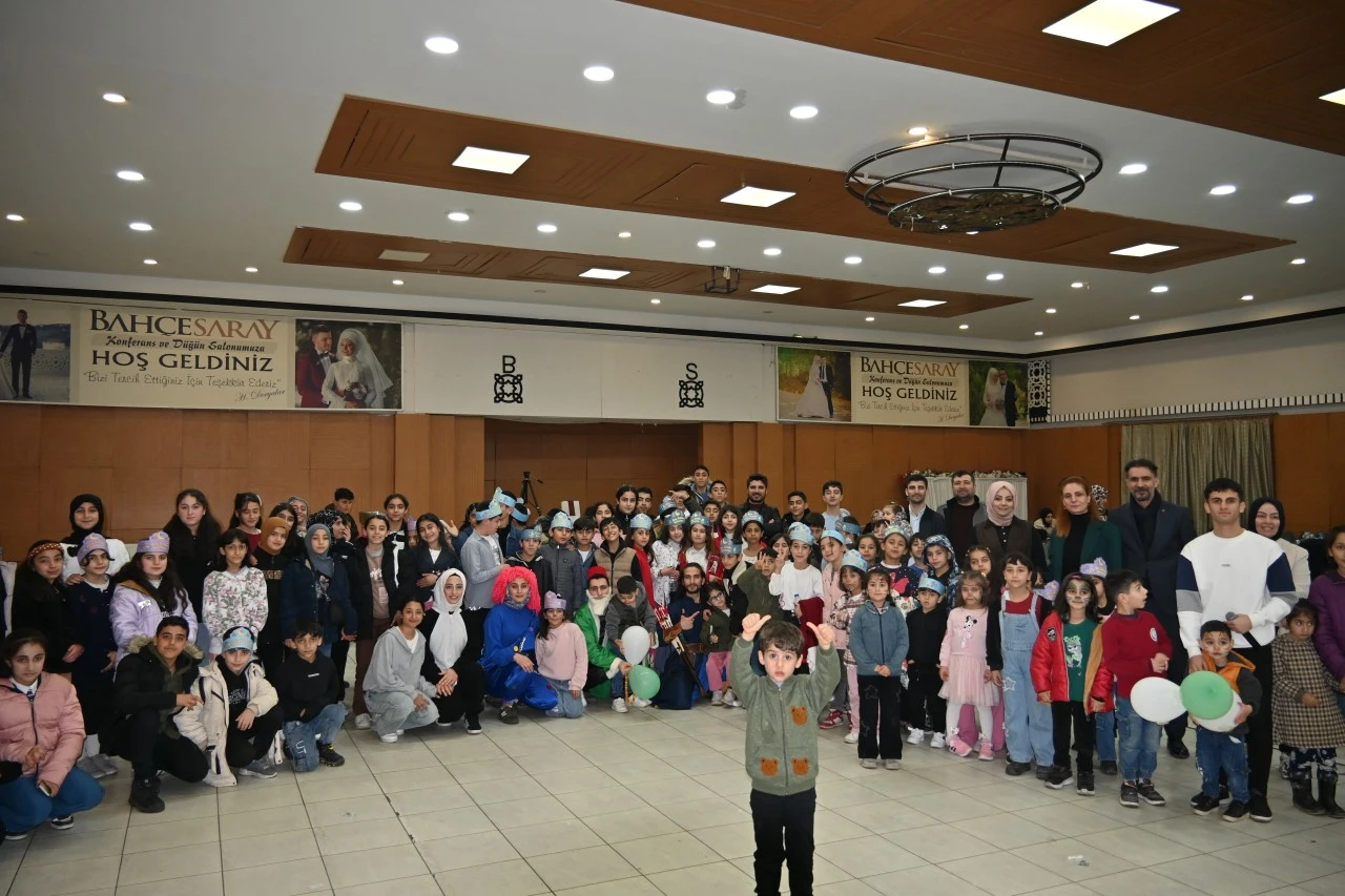 Kurtalan&rsquo;da Ramazan &Ccedil;ocuk Şenliği Programında &Ouml;ğrenciler ve Aileleri Aynı Sofrada İftar Yaptı