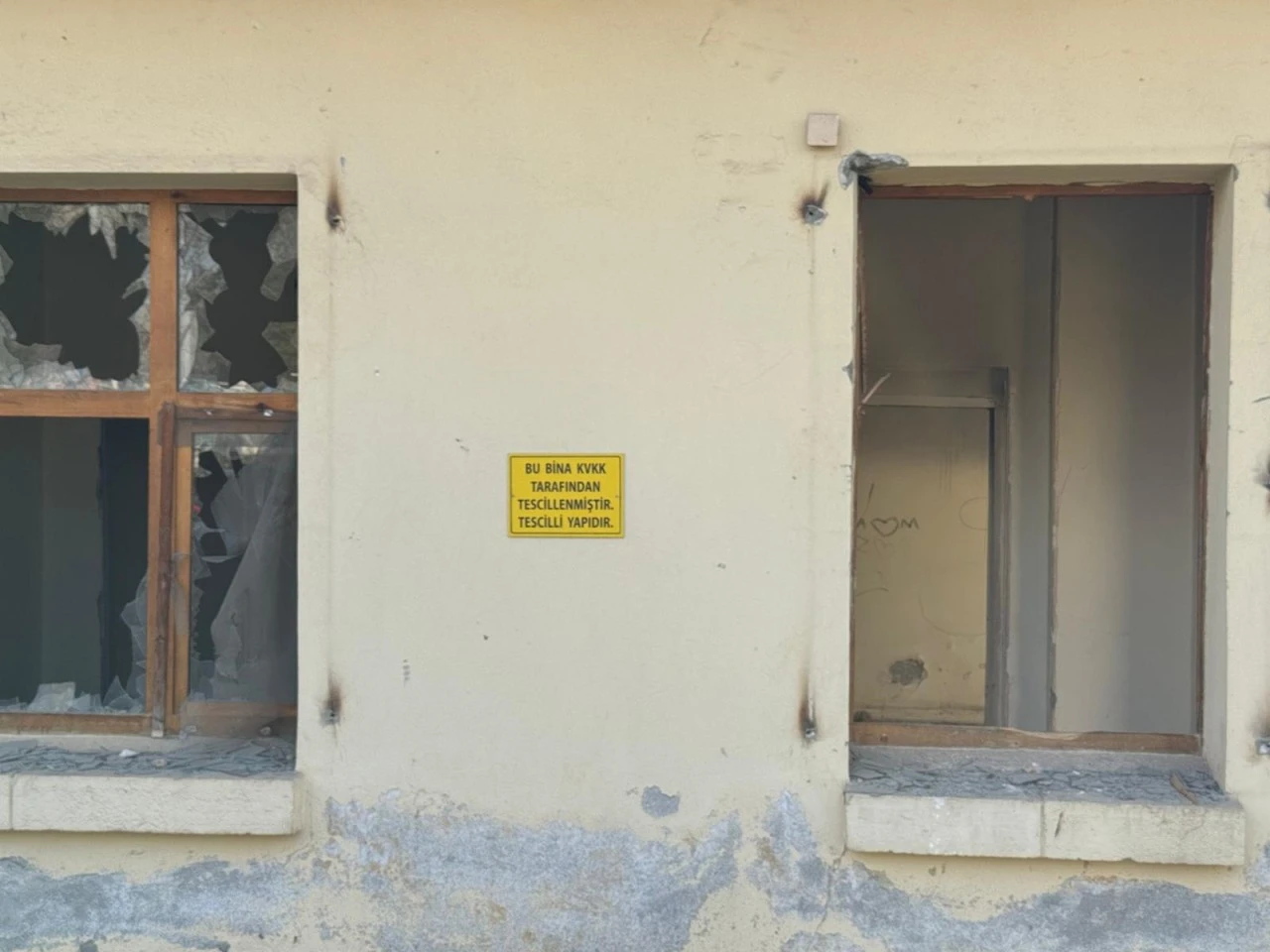 Kurtalan&rsquo;da Tescilli Tarihi Bina Terk Edildi, Tinercilerin Mekanı Oldu