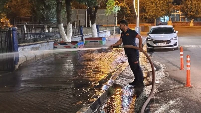 Kurtalan'da Yaya Yolları K&ouml;p&uuml;kl&uuml; Suyla Yıkanıyor