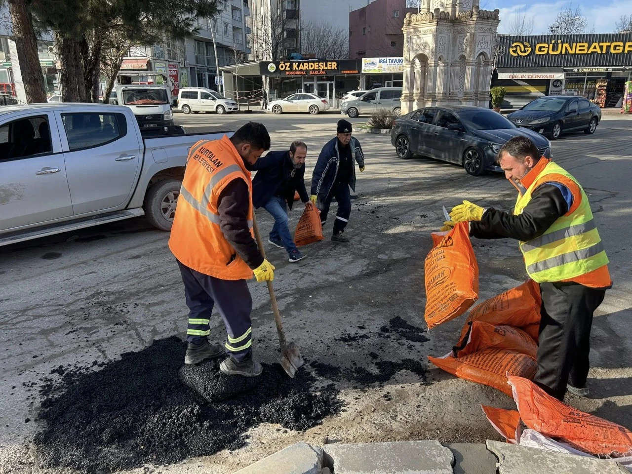 Kurtalan&rsquo;da Yol Yama &Ccedil;alışması