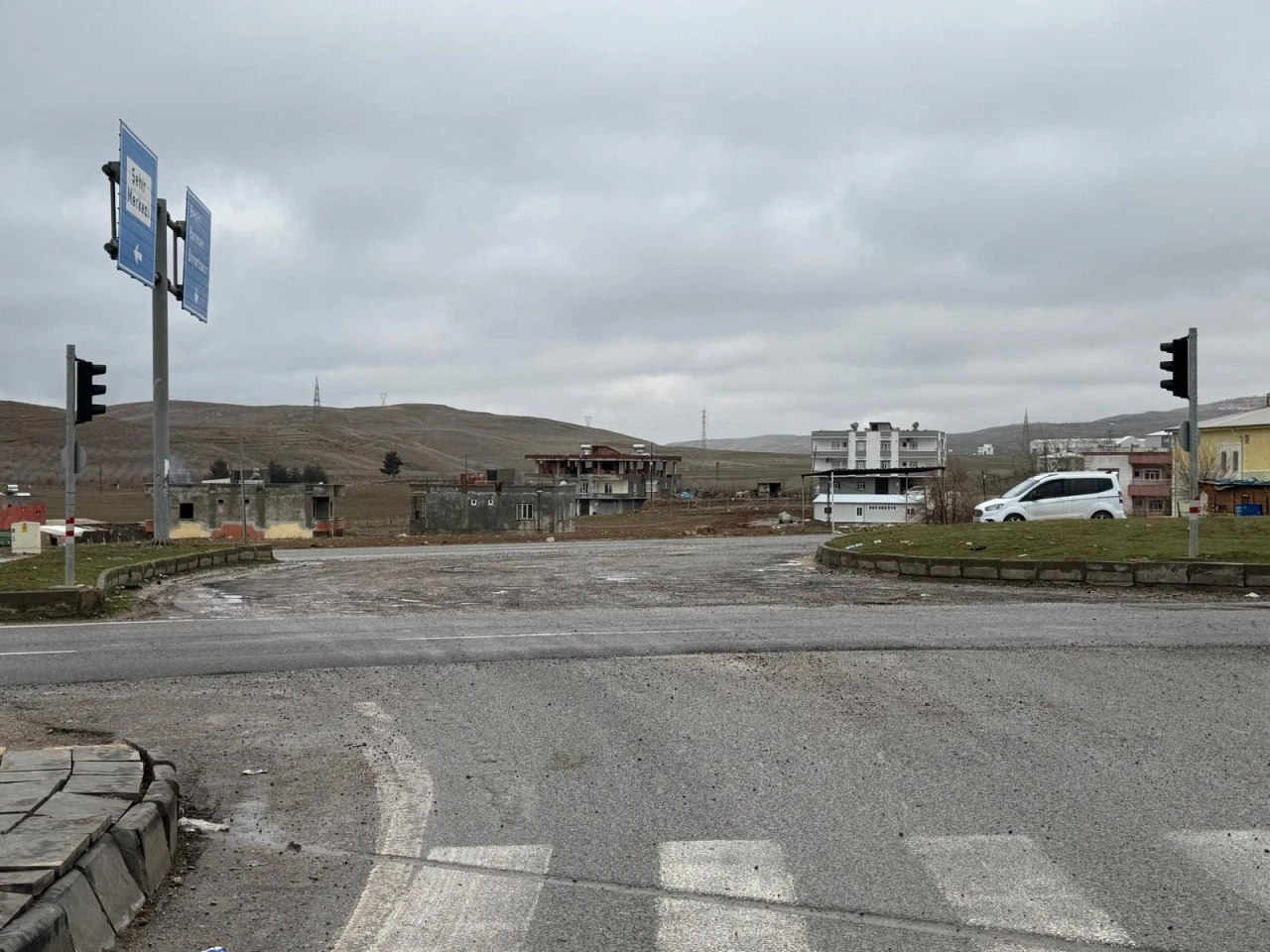 Kurtalan girişindeki yol onarım bekliyor