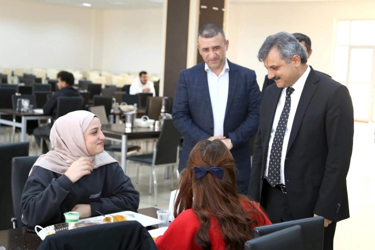 Rektör Öğrencilerle Öğle Yemeğinde Buluştu