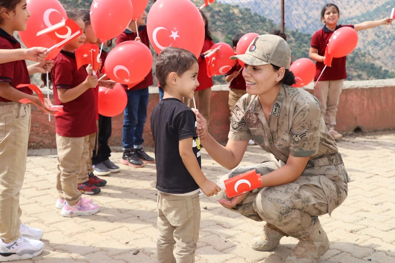 Sason'da jandarma ekipleri &ouml;ğrencileri ziyaret etti