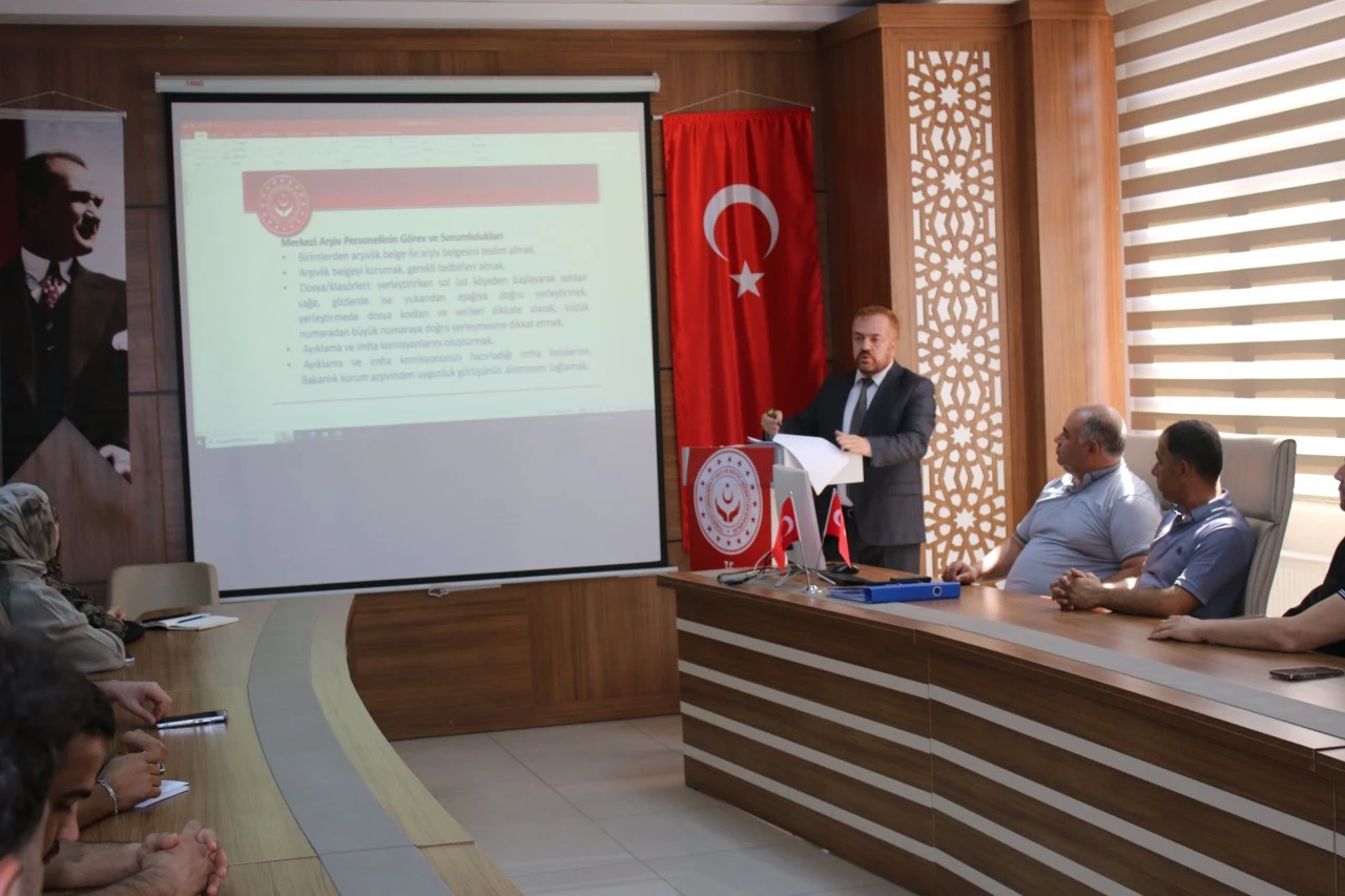 Siirt Aile ve Sosyal Hizmetler İl M&uuml;d&uuml;rl&uuml;ğ&uuml; personeline arşiv eğitimi