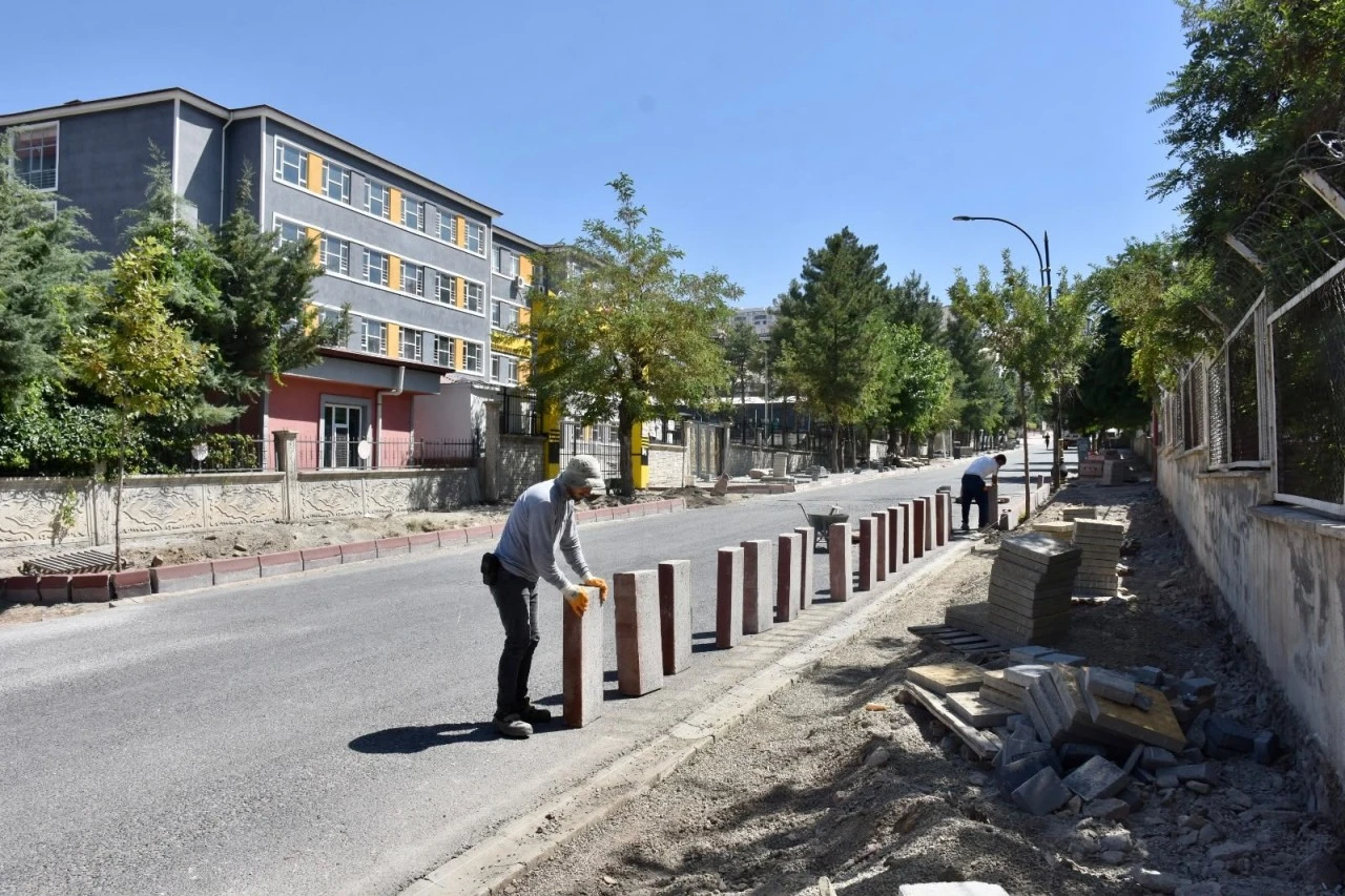 Siirt Belediyesi Kaldırım ve Parke &Ccedil;alışmalarına Hız Verdi