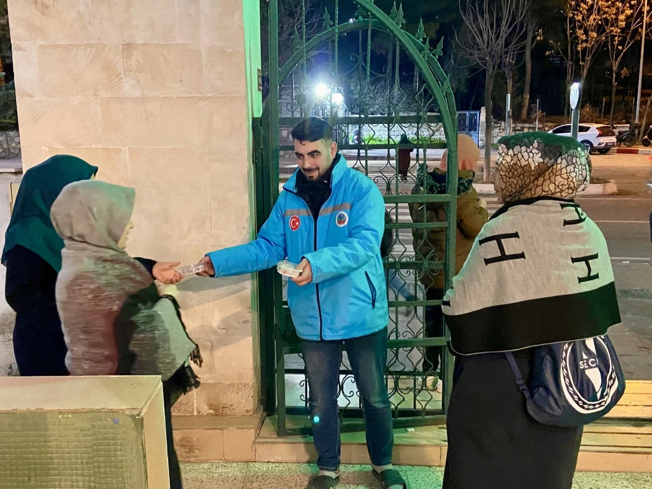 Siirt Belediyesinden Teravih Sonrası Vatandaşlara &Ccedil;ay ve Lokum İkramı