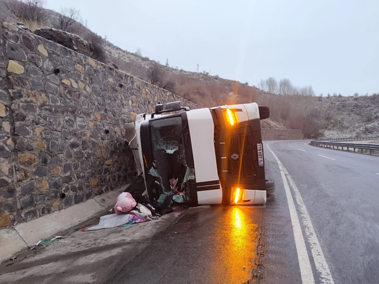 Siirt-Bitlis Yolunda Tır Devrildi: S&uuml;r&uuml;c&uuml; Yaralandı