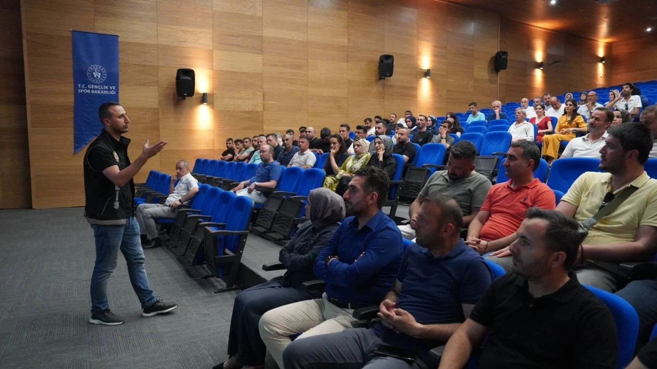 Siirt Gen&ccedil;lik ve Spor İl M&uuml;d&uuml;rl&uuml;ğ&uuml; Personeline Bağımlılıkla M&uuml;cadele Konferansı D&uuml;zenlendi