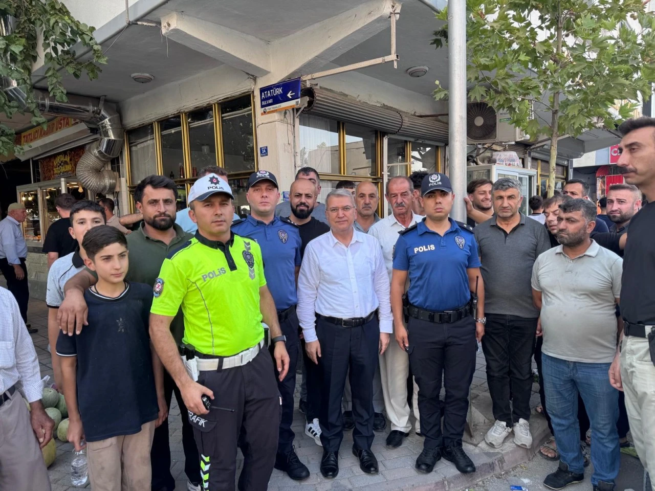 Siirt İl Emniyet M&uuml;d&uuml;r&uuml; &Ouml;zdemir, Kurtalan&rsquo;da esnafı ziyaret etti
