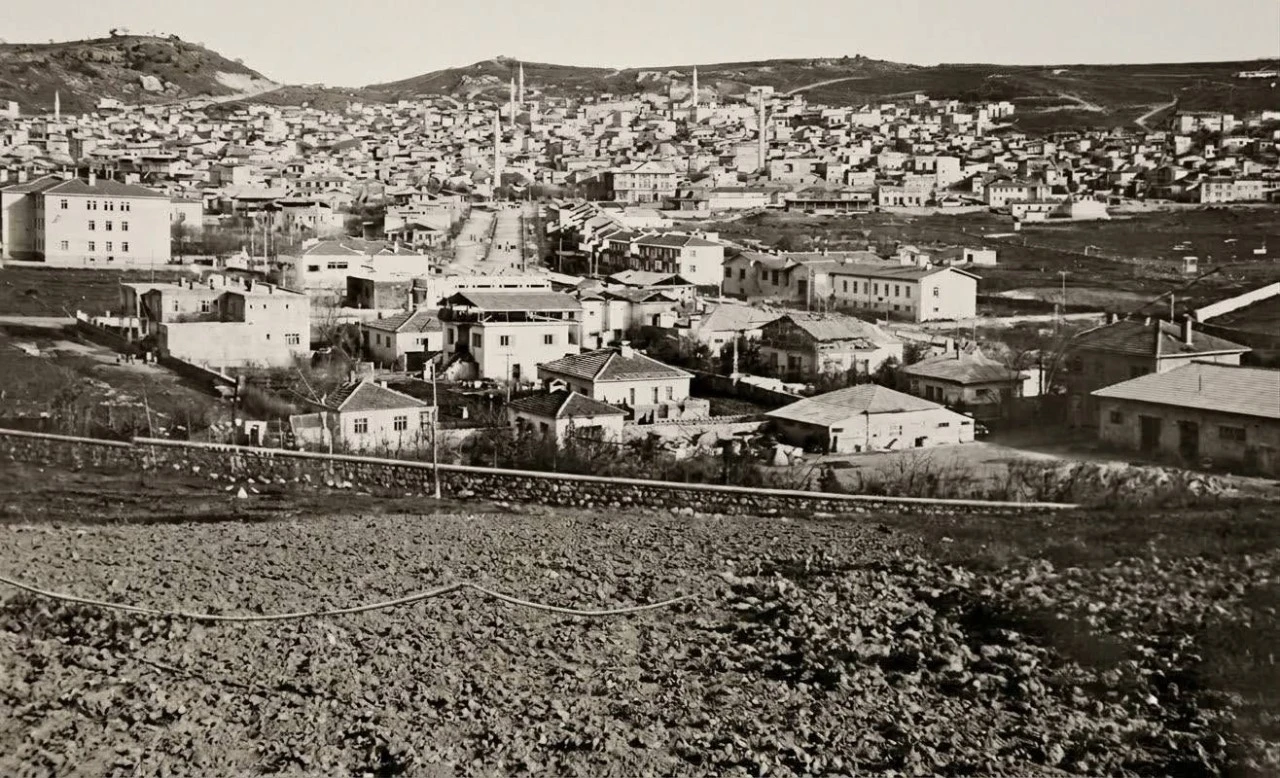 Siirt&rsquo;in 60 yıl &ouml;nceki hali ortaya &ccedil;ıktı! Eski fotoğraflar g&ouml;renleri ge&ccedil;mişe g&ouml;t&uuml;rd&uuml;