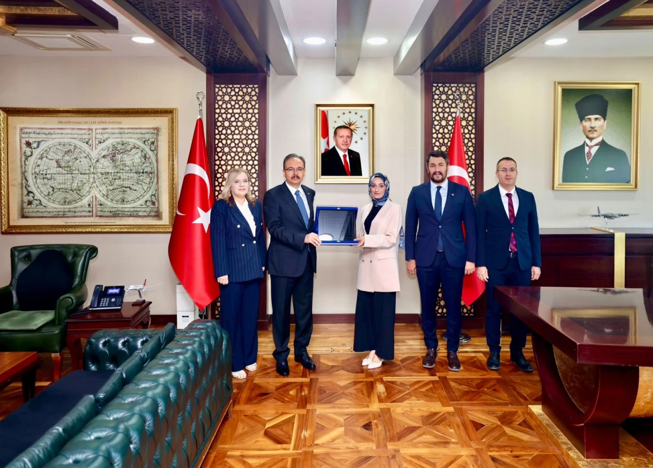 Siirt&rsquo;in Gen&ccedil; Ahileri Kırşehir&rsquo;den D&ouml;nd&uuml;, Sancağı Takdim Etti