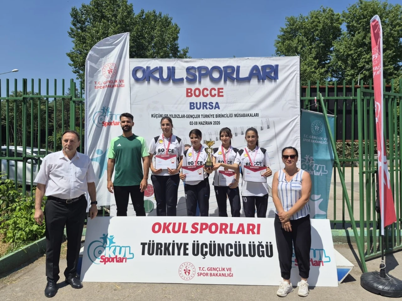 Siirt'in gen&ccedil; sporcuları T&uuml;rkiye &uuml;&ccedil;&uuml;nc&uuml;s&uuml; oldu! Bursa'dan bronz madalyayla d&ouml;nd&uuml;ler