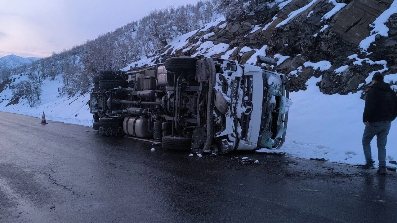 Siirt'in komşu ilinde devrilen kamyondaki 2 kişi yaralandı