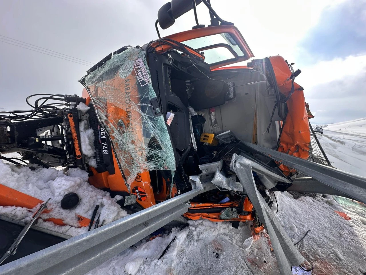 Siirt'in komşu ilinde devrilen kar k&uuml;reme aracındaki 2 kişi &ouml;ld&uuml;