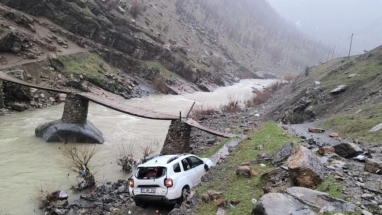 Siirt'in komşu ilinde şarampole devrilen otomobildeki 2 kişi yaralandı