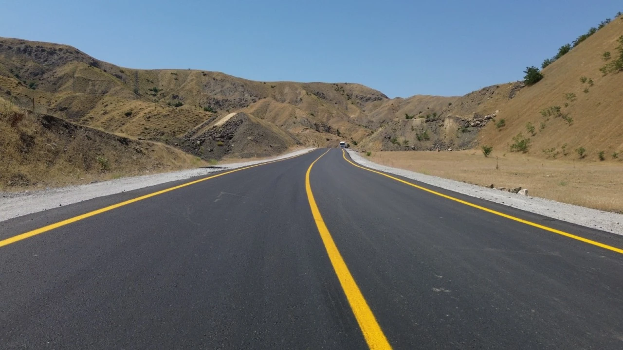 Siirt'te 15 K&ouml;y&uuml; Birbirine Bağlayan Yol Yenilendi