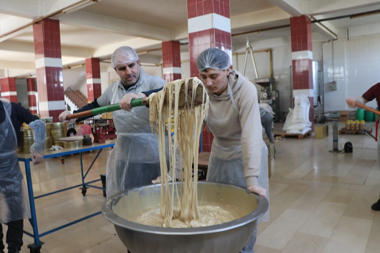 Siirt'te 5 kuşaktır aynı y&ouml;ntemle yapılan tahin helvasında ramazan mesaisi
